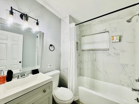 Luxury and elegance: Elegant marble and modern design create a bathroom that’s both inviting and stylish—perfect for relaxation 