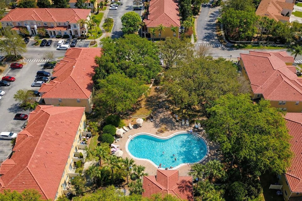 Slow mornings. Warm sun. A peaceful pool to enjoy: Your time to disconnect starts here.