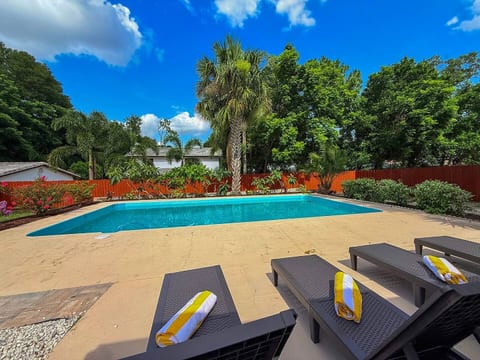 Crystal-clear private pool with sun loungers and lush tropical landscaping – Oh Winter Heaven's resort-style backyard