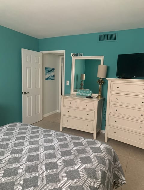 Lovely Bedroom with comfy Queen Size Bed - two dressers and one closet for all your storage needs!