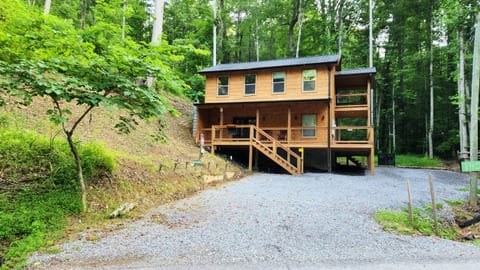 NEW Cozy Creek Cabin on Gatlinburg & Pigeon Forge