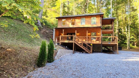 NEW Cozy Creek Cabin on Gatlinburg & Pigeon Forge