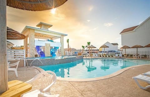 North Padre Waterfront | 2 Pools+Beach+Waterslides