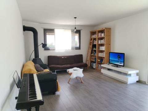Private Townhouse - Divided Property image 3