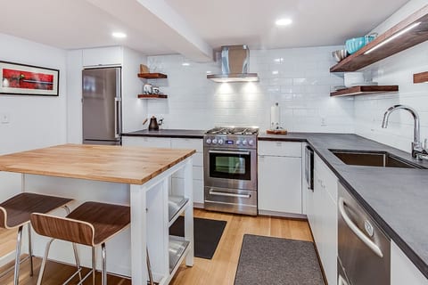 Gas range and plenty of counter space