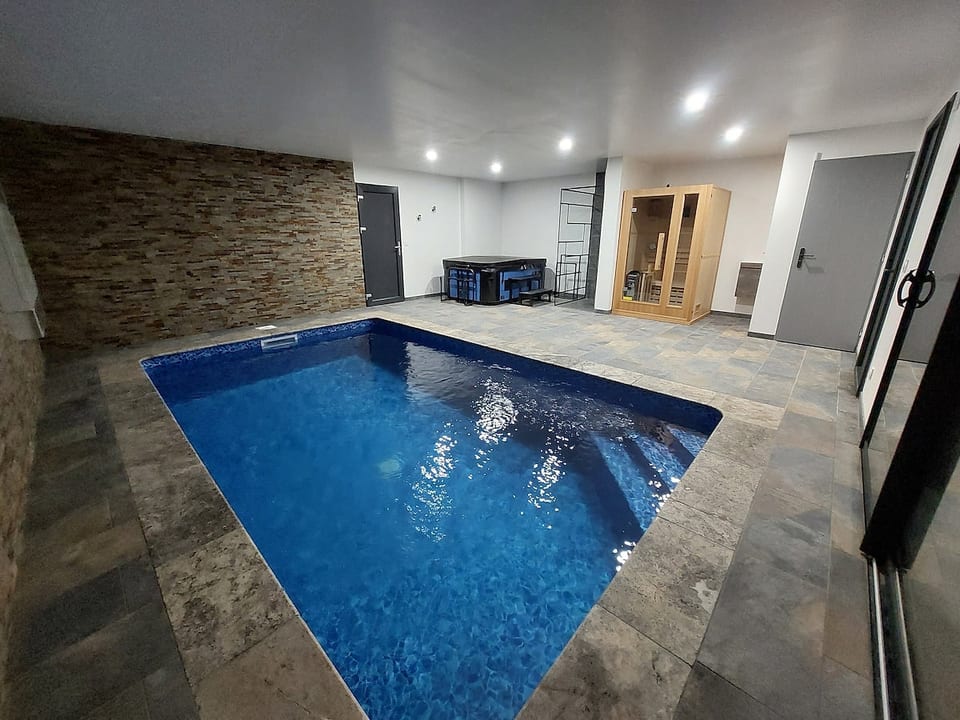 Les abeilles du Mont d'or, pool, spa & sauna image 1
