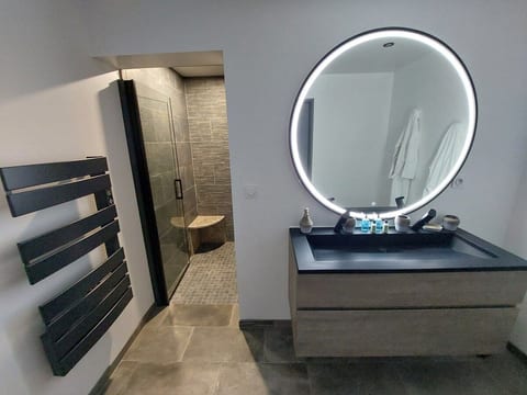 Les abeilles du Mont d'or, pool, spa & sauna image 5