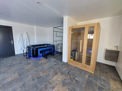 Les abeilles du Mont d'or, pool, spa & sauna image 4