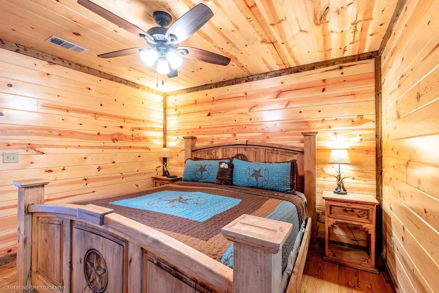 Upper Level - Bedroom 6 with shared jack-and-jill bath, closet and TV Upper Level - Bedroom 6 with shared jack-and-jill bath, closet and TV - Iron Horse Lodge - Broken Bow