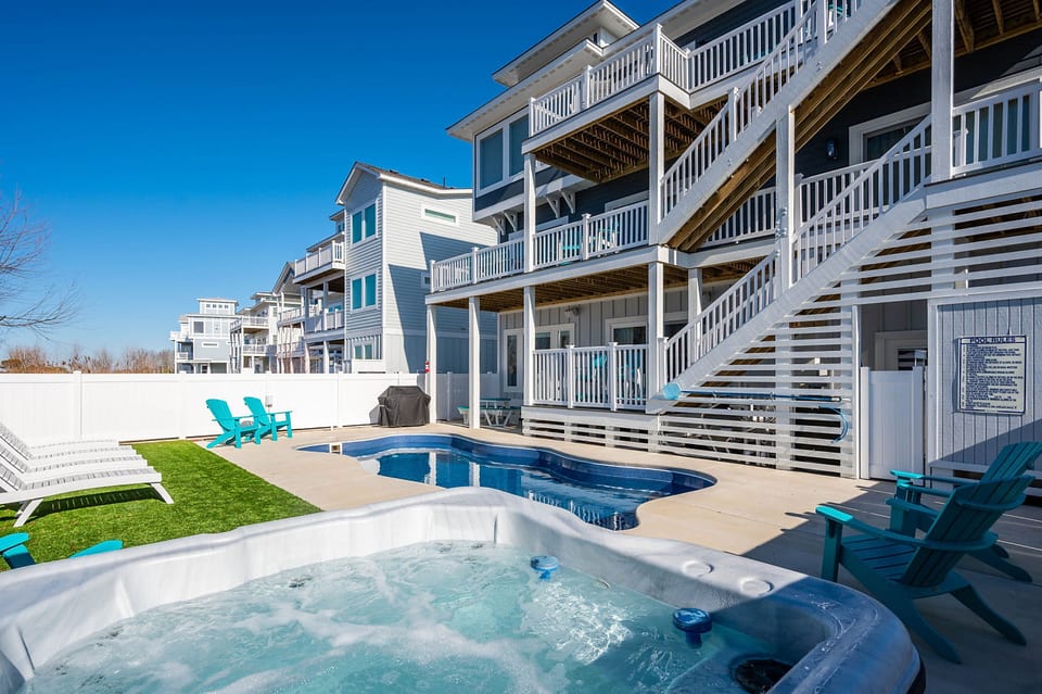 Sunlit backyard w/ private pool, hot tub, sun loungers & multi-level decks for laid-back coastal days