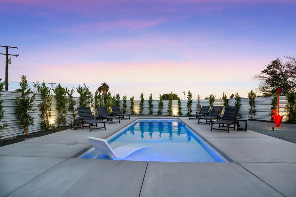 Palm Springs Sunview Escape—funky, remodeled retreat with mountain views, minutes to downtown. By Rather Be Properties