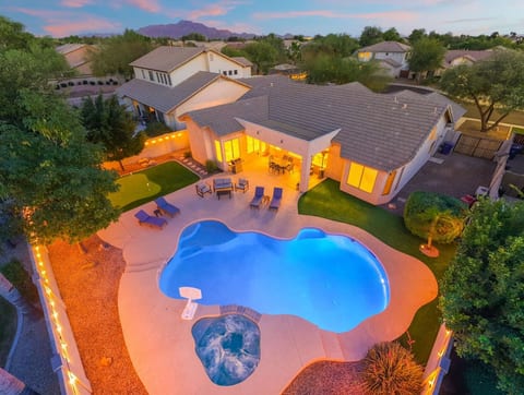 The Thirsty Cactus: Spacious Oasis Pool & Spa, Chandler, Arizona | Hosted by Rather Be Properties