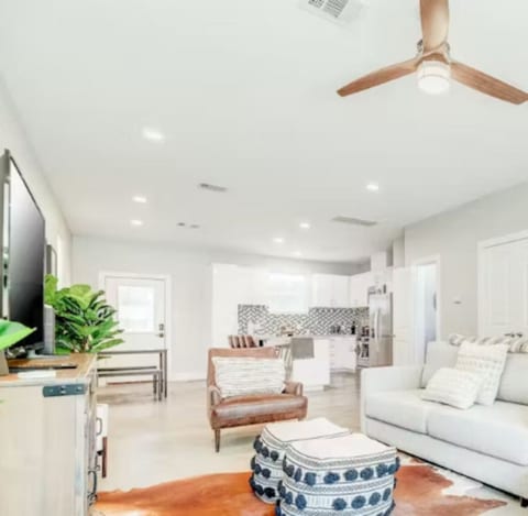 Stylish 3BR Townhome | Near Downtown & The Heights