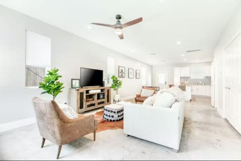 Stylish 3BR Townhome | Near Downtown & The Heights