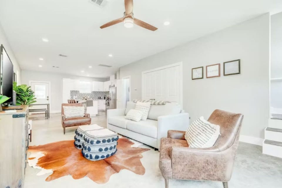 Stylish 3BR Townhome | Near Downtown & The Heights - Houston