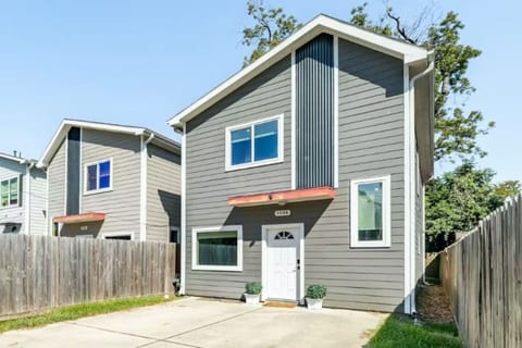 Stylish 3BR Townhome | Near Downtown & The Heights