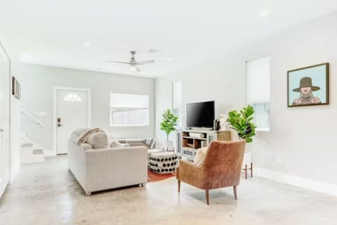 Stylish 3BR Townhome | Near Downtown & The Heights