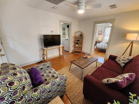Quiet Heights Hideaway – Walk to Restaurants