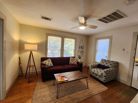 Quiet Heights Hideaway – Walk to Restaurants