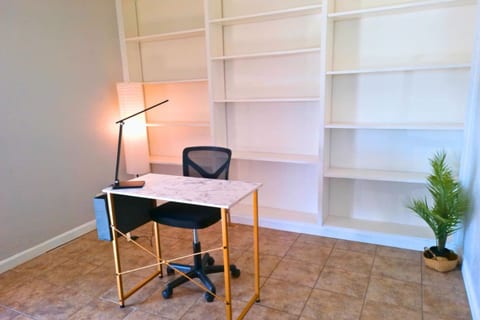 Affordable East Houston Stay 20 Min to