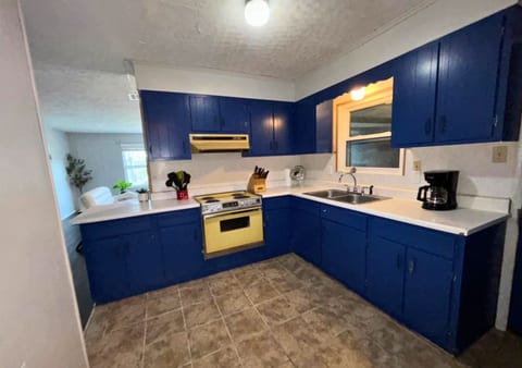 Retro 1BR Near Downtown | Quiet & Comfy Stay