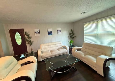 Retro 1BR Near Downtown | Quiet & Comfy Stay