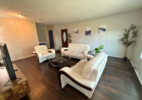 Retro 1BR Near Downtown | Quiet & Comfy Stay