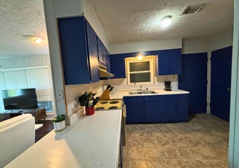 Retro 1BR Near Downtown | Quiet & Comfy Stay