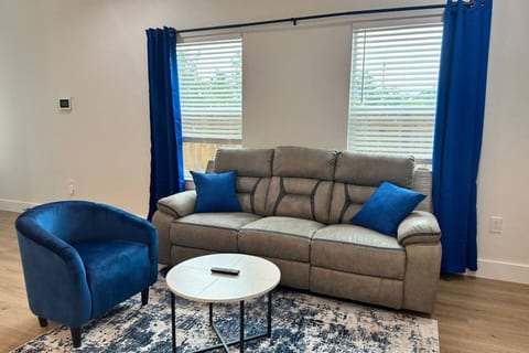 Quiet 3BR Home  Fast Access to IAH & Downtown