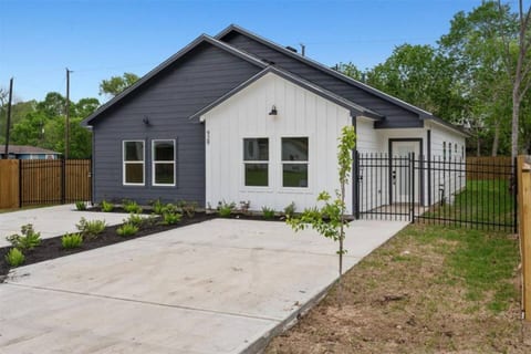Quiet 3BR Home  Fast Access to IAH & Downtown