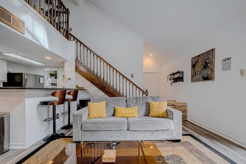 Upscale 1BR Condo in Med Center