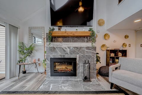 Upscale 1BR Condo in Med Center