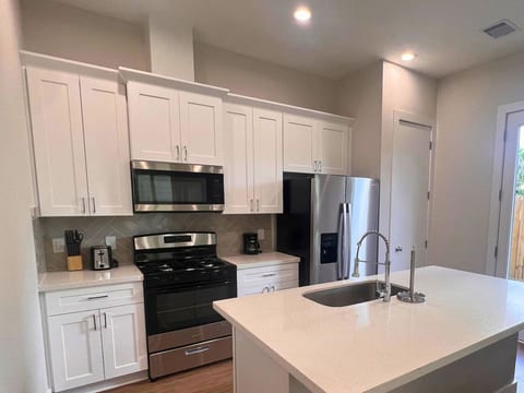 Prebook with Gated 3BR Near Stadiums