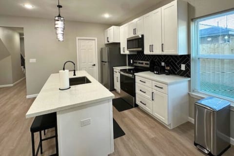 Quiet 3BR Stay | King Bed | Near Downtown