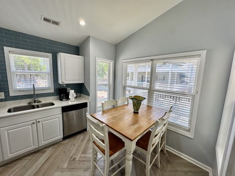 ocean-lakes-vrbo-3br-2ba-kitchen-free-golf-cart-lazy-river-rental
