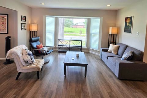 Spacious 4bd Retreat Near NASA and Kemah