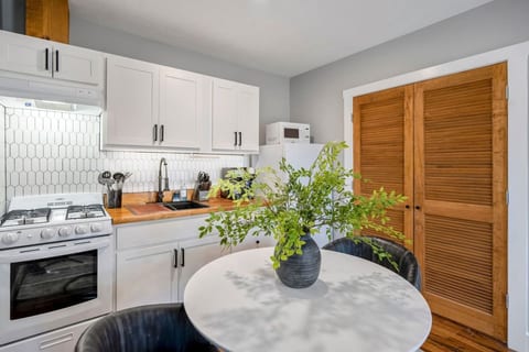 Gated EaDo Studio Near Downtown, NRG, Med Center