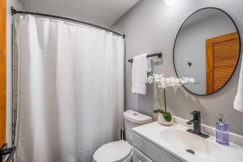 East End Studio Close to Houston Hotspots