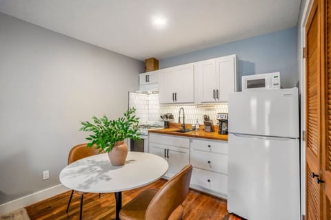 East End Studio Close to Houston Hotspots