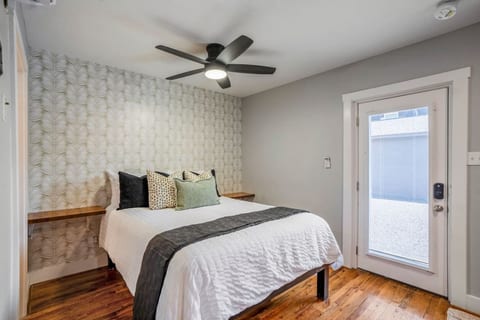 East End Studio Close to Houston Hotspots