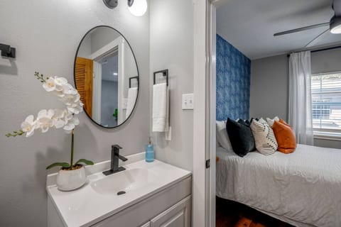 Urban Studio Retreat Near Downtown Houston