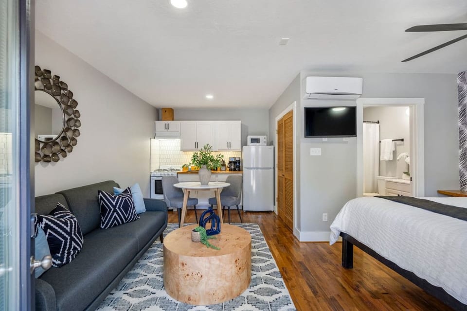 Gated Studio Near Downtown Houston and NRG - Houston