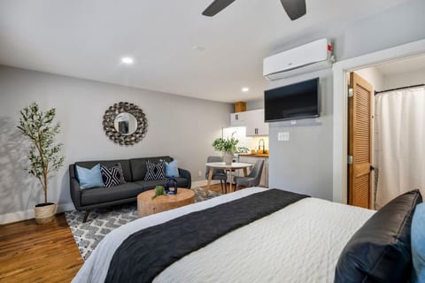 Gated Studio Near Downtown Houston and NRG