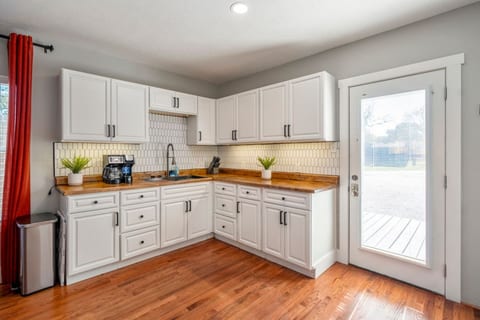 2-Bedroom - Equipped Kitchen - Gated Parking!
