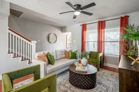 2-Bedroom - Equipped Kitchen - Gated Parking!