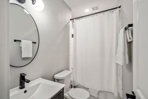 2-Bedroom - Equipped Kitchen - Gated Parking!