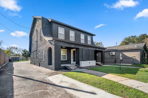 Modern 2BR Home with King Beds Near Downtown