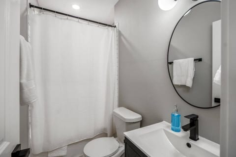 Modern 2BR Home with King Beds Near Downtown