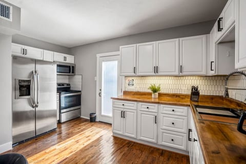 Modern 2BR Home with King Beds Near Downtown