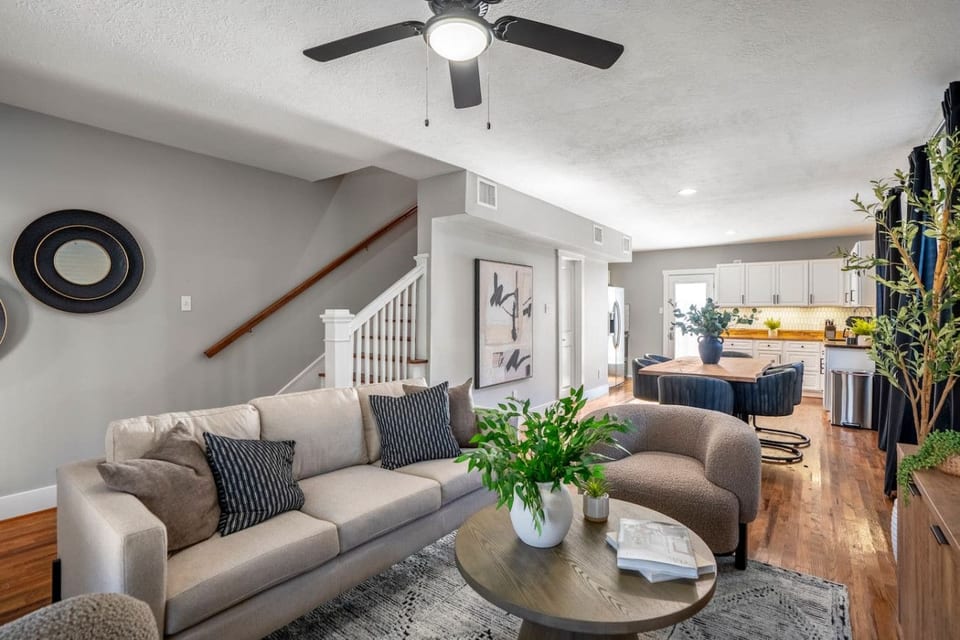 Modern 2BR Home with King Beds Near Downtown - Houston